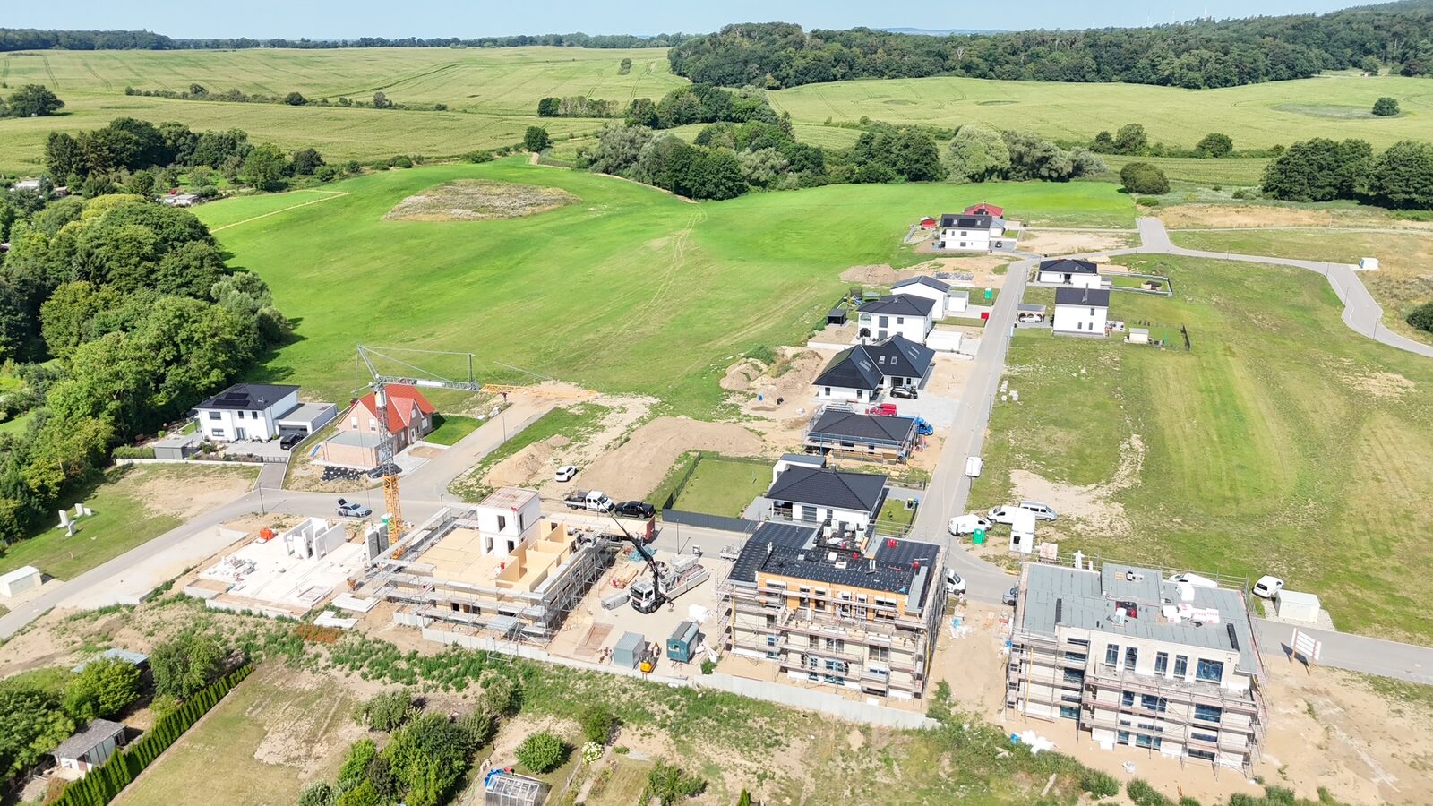 Luftaufnahme Baugebiet Mühlenblick, Übersicht mit fertigen Einfamilienhäusern und Mehrfamilienhäusern im Rohbau